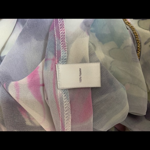 Jennifer Lopez Floral Sleeveless Top - Picture 6 of 7